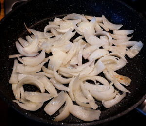 cipolle bianche in padella cipolle bianche in padella