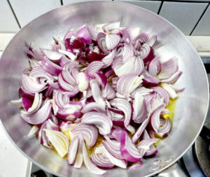 lesso rifatto con le cipolle - cipolle affettate