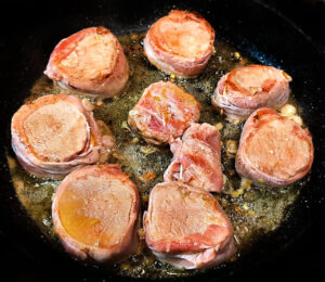 Medaglioni di maiale e pancetta - rosolatura 2 Medaglioni di maiale e pancetta - rosolatura 2