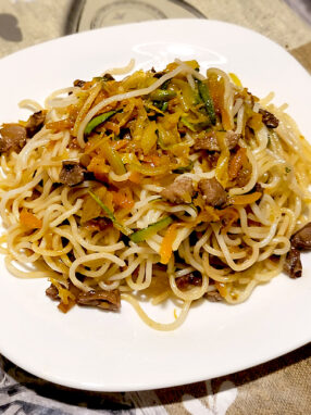 Noodles con verdure e maiale