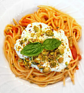 Pasta con pomodorini, stracciatella e pistacchi