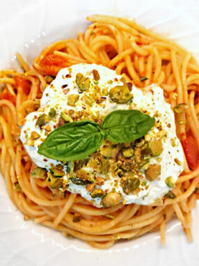 pasta con pomodorini stracciatella e pistacchi - piatto pronto