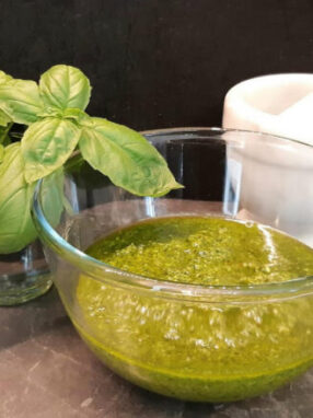 pesto con pinoli e pistacchi - pronto