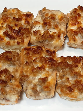 Crostoni salsiccia e stracchino pronti