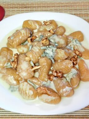 gnocchi di zucca e patate al gorgonzola e noci