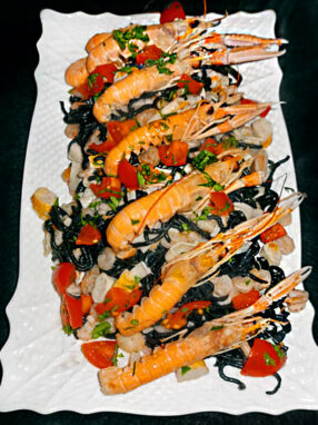spaghetti al nero di seppia con sugo di pesce - finiti