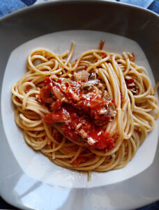 Spaghetti al pomodoro e sarde