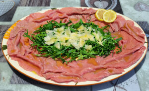 Carpaccio di manzo rucola e grana