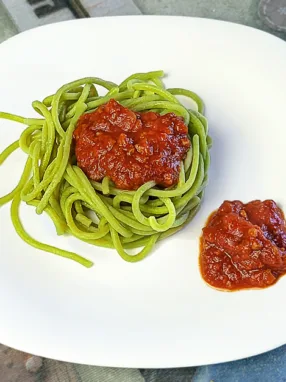 Spaghetti di farina piselli al ragù finto