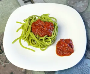 Spaghetti di farina di piselli al ragù finto