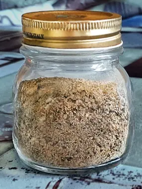 polvere di capperi in barattolo