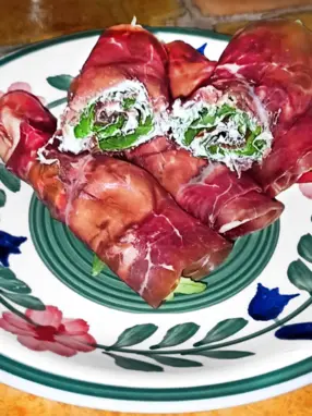 involtini di bresaola con formaggio spalmabile e rucola