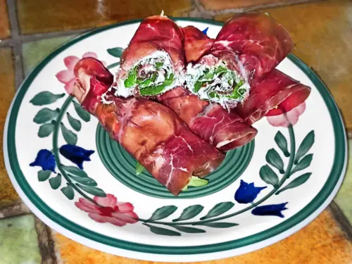 involtini di bresaola con formaggio spalmabile e rucola
