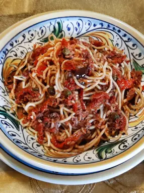 Pasta siciliana con pomodori secchi capperi olive e tonno