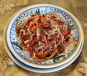 Pasta siciliana con pomodori secchi, capperi, olive e tonno