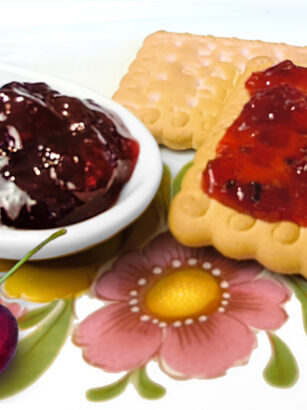 marmellata ciliegie servita