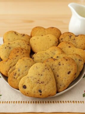 biscottini di frolla con scaglie di cioccolato finale