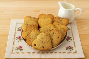 Biscottini di frolla con scaglie di cioccolato