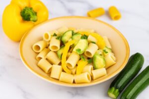 Pasta con zucchine, peperoni gialli e robiola
