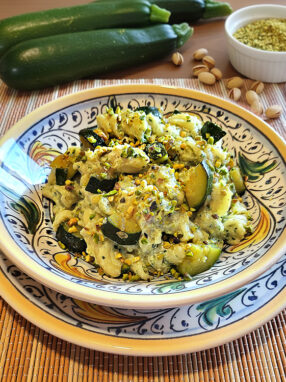 fusilli con crema di zucchine, ricotta e pistacchi