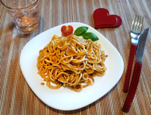 Pasta al pesto di pomodori e basilico