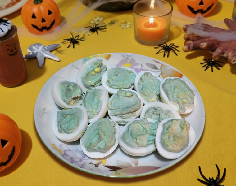 uova verdi ripiene halloween
