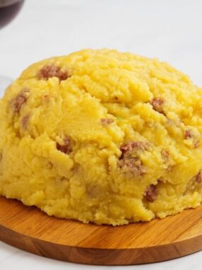 polenta con salsicce e pancetta: trionfo della cucina contadina