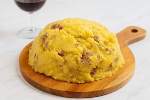 Polenta con salsicce e pancetta