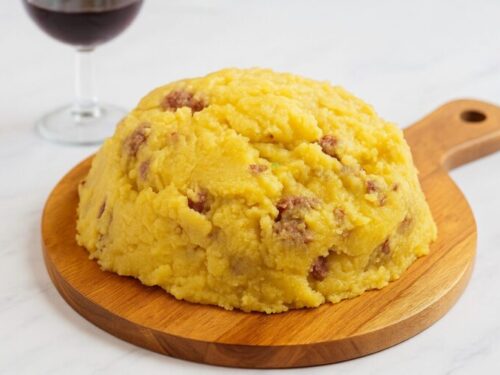 polenta con salsicce e pancetta: trionfo della cucina contadina