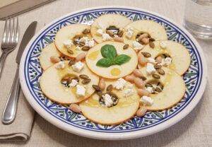 Carpaccio di mela, feta e fagioli